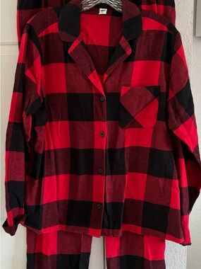 Women’s Old Navy Red and Black Flannel Pajama Set Size Large